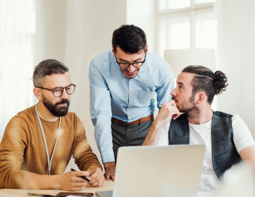 group-of-young-businesspeople-with-laptop-working-8SHTZUN (1)-min